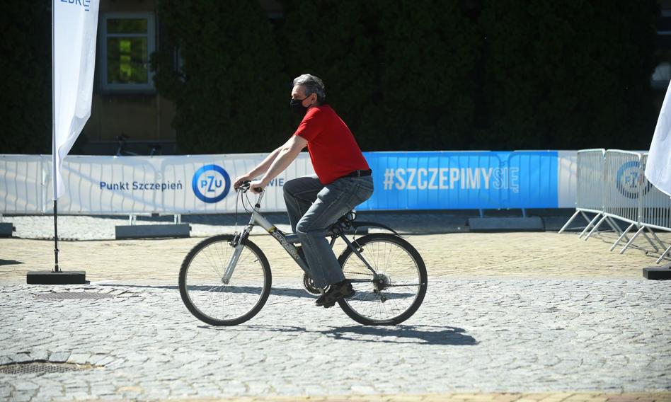 Polacy podzieleni w sprawie przywilejów dla zaszczepionych [Sondaż]