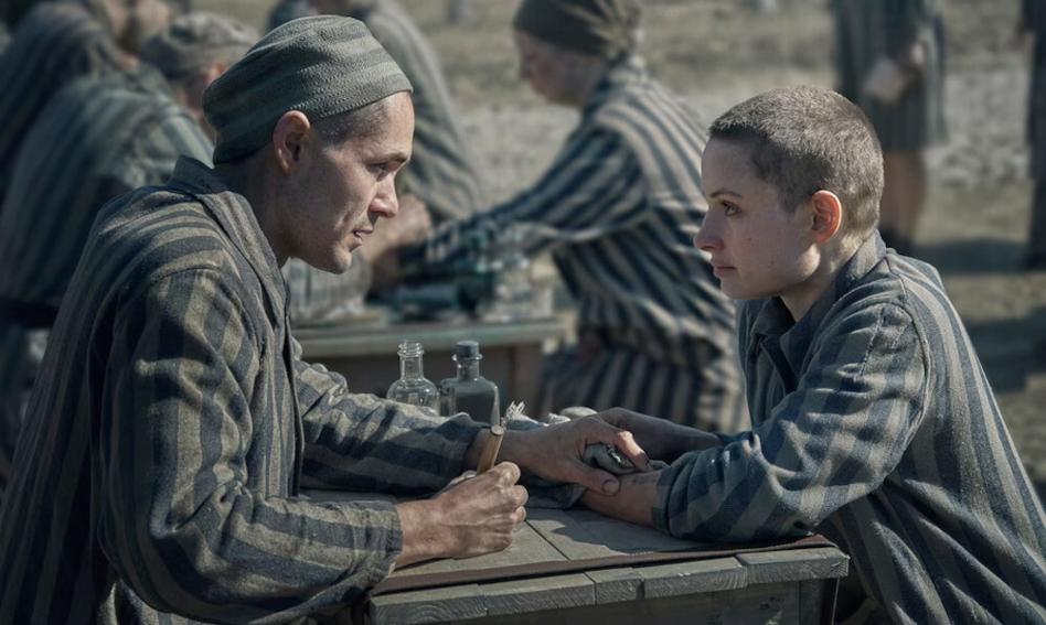 "Tatuażysta z Auschwitz". Powstaje serial na podstawie (niezbyt rzetelnej) powieści, która zarobiła miliony