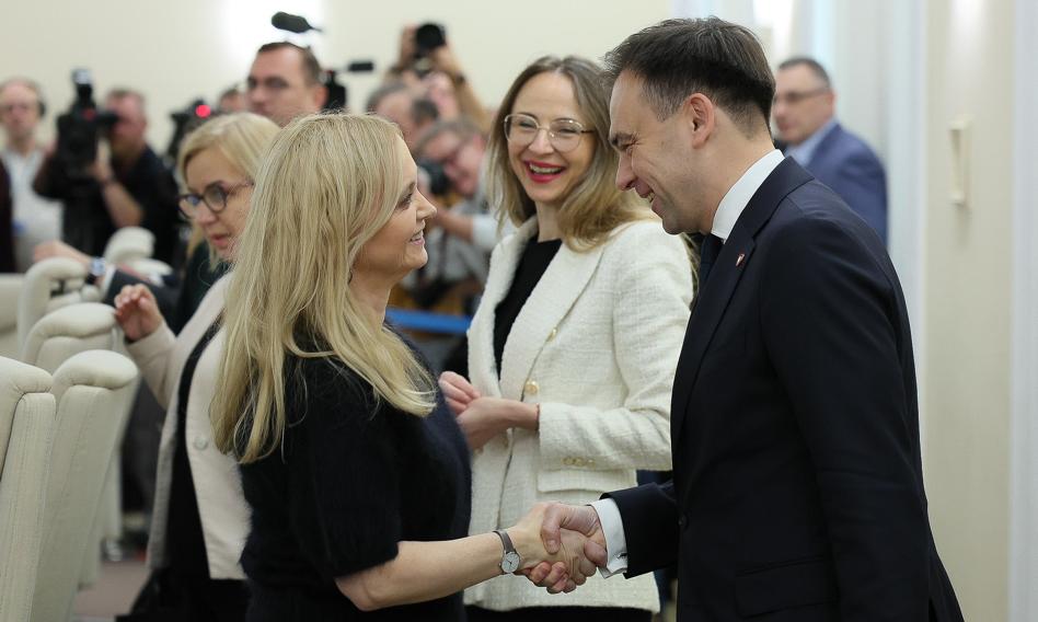 Jest pomoc rządu dla NFZ. Minister finansów rzuca koło ratunkowe