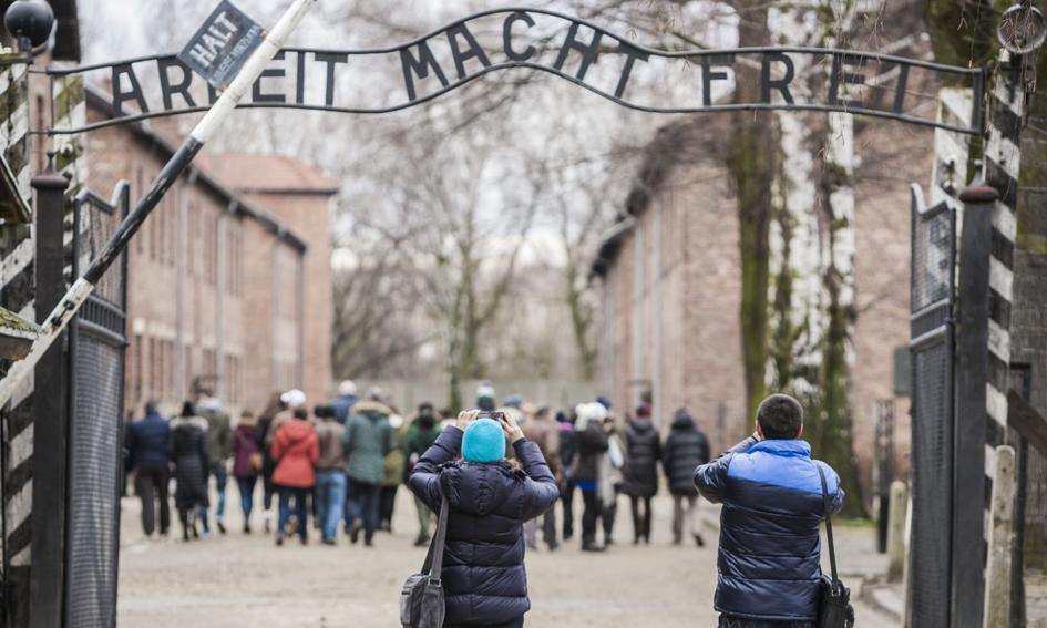 &quot;Polski obóz Auschwitz&quot; ponownie w mediach. Dyplomacja reaguje