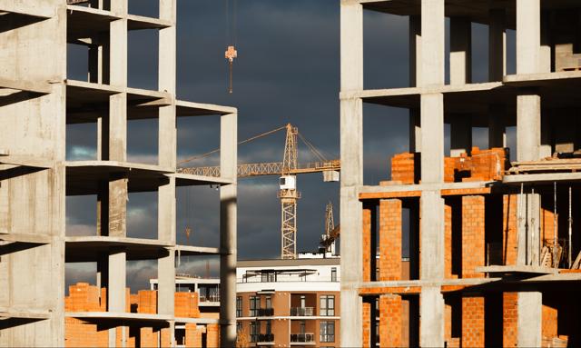 Deweloperzy pod kreską. Mniej budów i mniej oddanych mieszkań