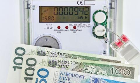 ZUS przyznaje dopłaty do prądu i gazu. Co miesiąc. Dochód nie ma znaczenia