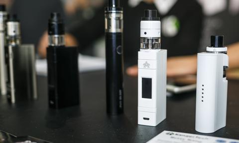 Wyższa akcyza zmiecie polskie sklepy z e-papierosami. Branża błaga prezydenta o weto