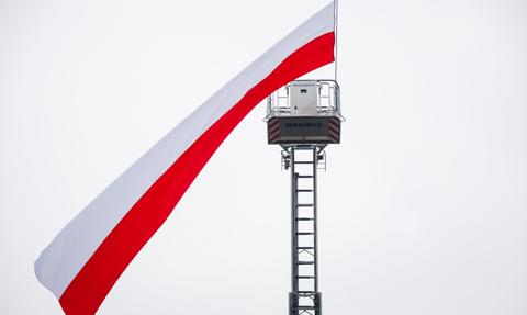 Narzekamy na politykę, ale żyje nam się świetnie. Polska podzielona na pół