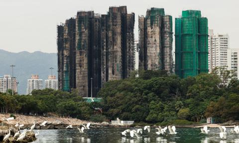 „Przebiegłe metody” wykonawców. Oszustwo z siatkami przyczyną pożaru wieżowców w Hongkongu