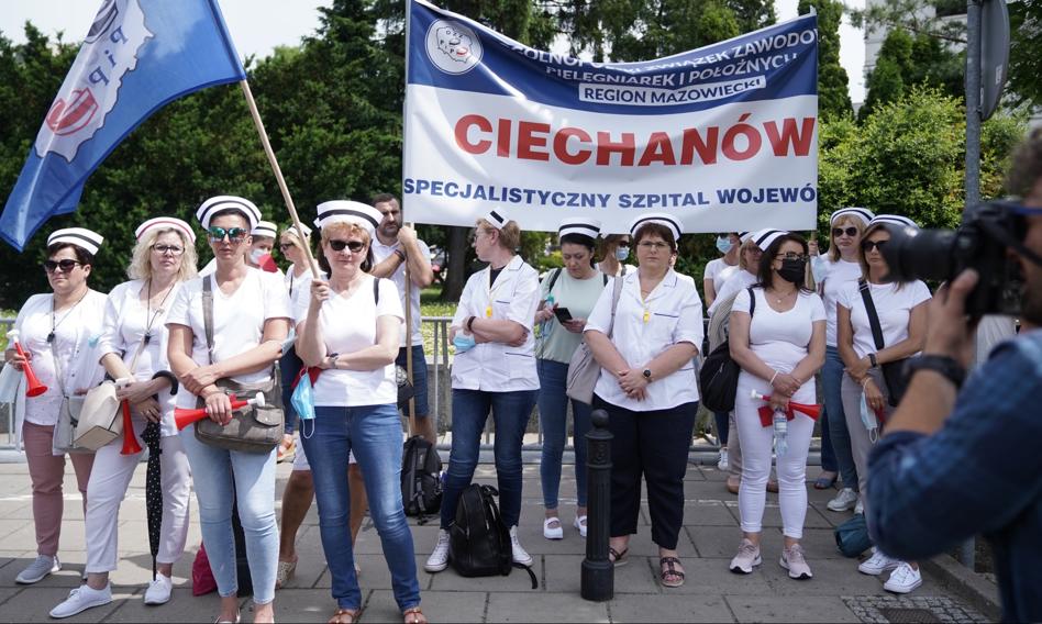 Manifestacja przedstawicieli zawodów medycznych przed Sejmem