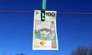 Zmierzch walizek pełnych pieniędzy. Unijny limit dla gotówki coraz bliżej. Co warto wiedzieć?