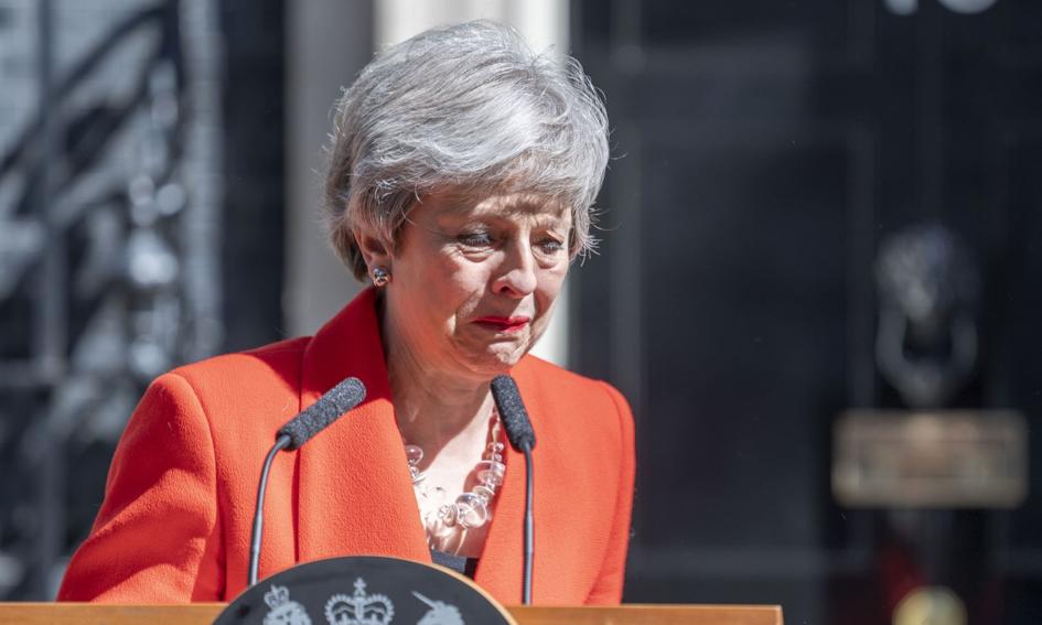 May: ustępuję ze stanowiska z mieszaniną dumy i zawodu