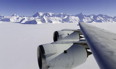 Świeży śnieg na Antarktydzie zawiera mikroplasik