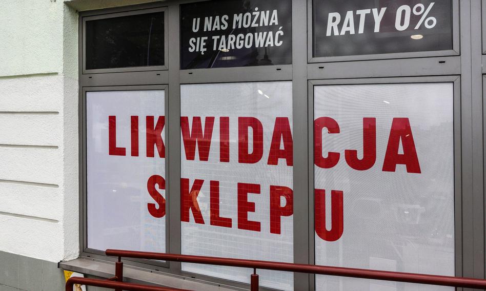 Mały biznes zwija się z Polski. Coraz więcej jednoosobowych firm zamyka działalność