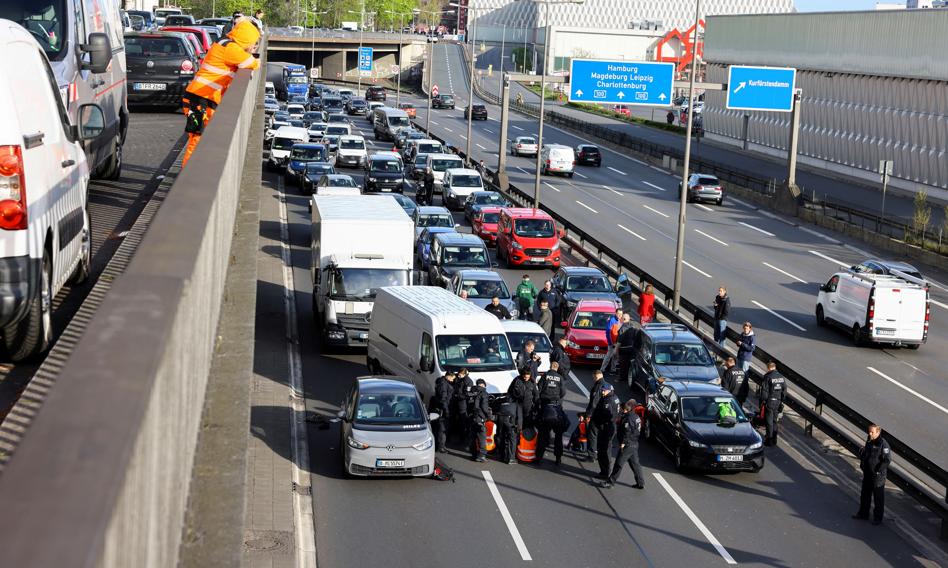 Aktywiści klimatyczni blokują Berlin. Przykleili się do jezdni i blokują ruch
