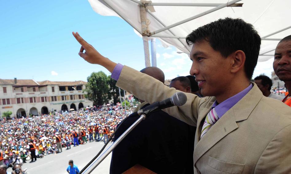 Gen Z obaliło kolejny rząd. Prezydent Madagaskaru ewakuowany przez francuską armię
