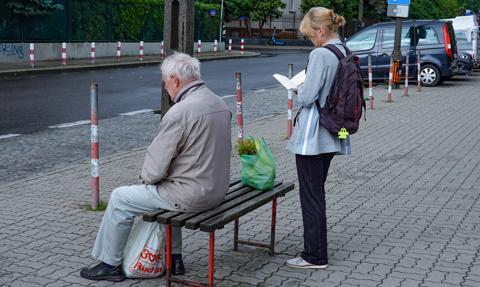 4 lata dłużej w robocie i 8 lat krócej na emeryturze. Tak Polska dyskryminuje mężczyzn
