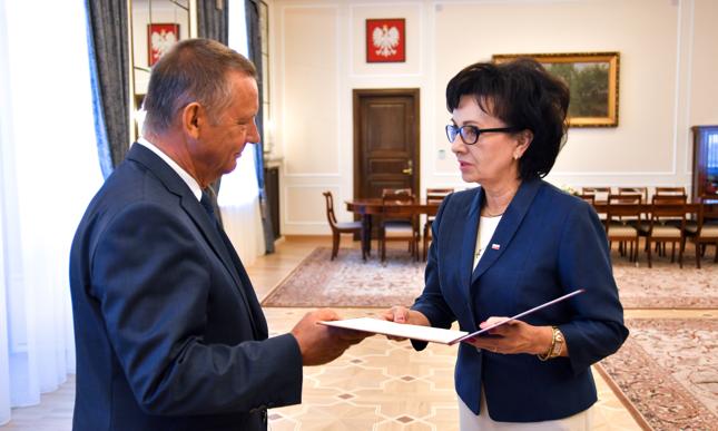 Szefowa Kancelarii Sejmu Elżbieta witek wręcza 6 września 2019 r. nominację na szefa NIK Marianowi Banasiowi