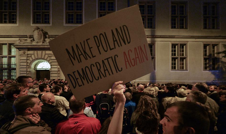 Młodzi tracą wiarę w demokrację. Najbardziej we Francji, Hiszpanii i w Polsce
