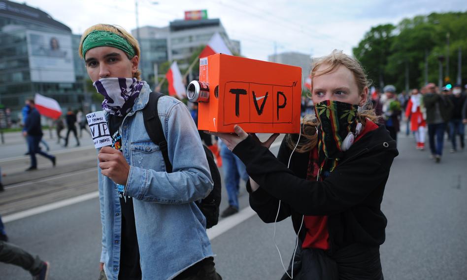 Media publiczne i Trybunał Konstytucyjny z najmniejszym zaufaniem Polaków. Sondaż IBRiS