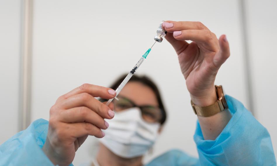 Personel medyczny może już szczepić się przeciw COVID-19 czwartą dawką