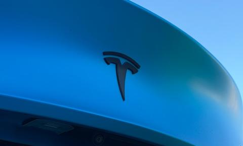 Tesla przegrywa w sądzie. Precedensowy wyrok za wolniejsze tankowanie