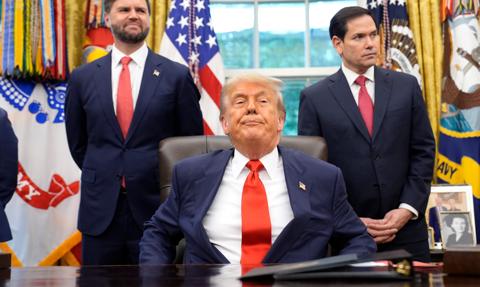 Cyniczne kłamstwa, dezinformacja, wpadki i mała wiedza, czyli rok prezydentury Trumpa w pigułce