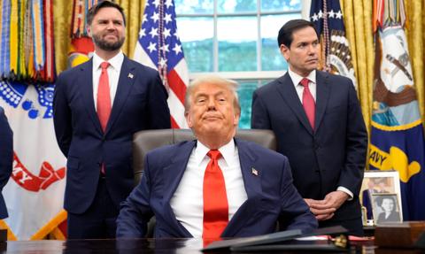 Trump wraca na stare tory i wszystkich "obraża". Najbardziej Powella