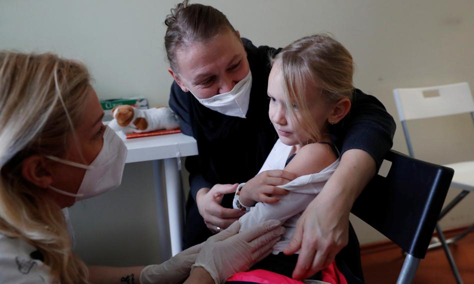 WHO i UNICEF: w 2021 roku 25 mln dzieci nie przyjęło ratujących życie szczepionek