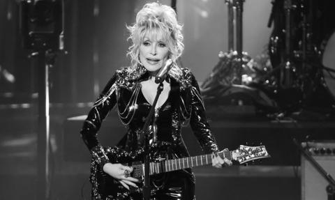 „Życie pełne blasku i cekinów”. Zmarła Dolly Parton, legendarna wokalistka i filantropka