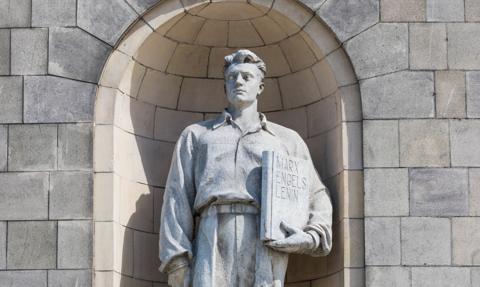 Radny chce usunąć wyraz "Lenin" z rzeźby na Pałacu Kultury i Nauki
