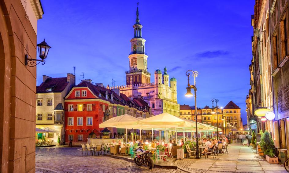 Poznań: "Antyterrorystyczne" ławki stanęły na pl. Mickiewicza