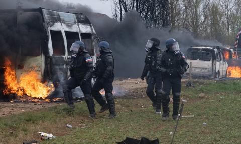 Ranni, eksplozje, płonące samochody. Bitwy demonstrantów we Francji