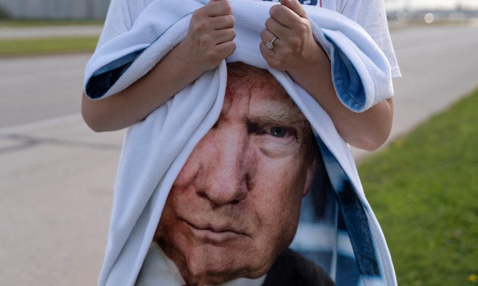 Zamach na Trumpa. Rozpoczęto sprzedaż pamiątek po strzelaninie w Pensylwanii