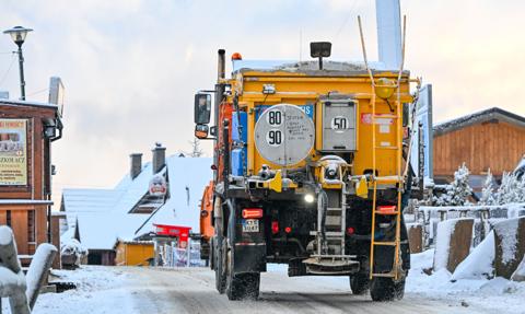 Zakopane się odkopuje, a śnieg wywozi. Pomogły 124 ciężarówki