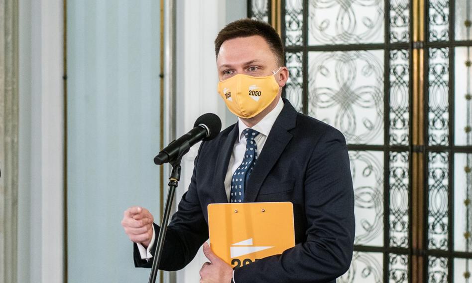 Fala krytyki po szczepieniu Szymona Hołowni. Polityk tłumaczy