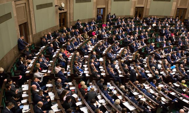 Sejm za ustawą obniżającą uposażenia parlamentarzystów o 20 proc.