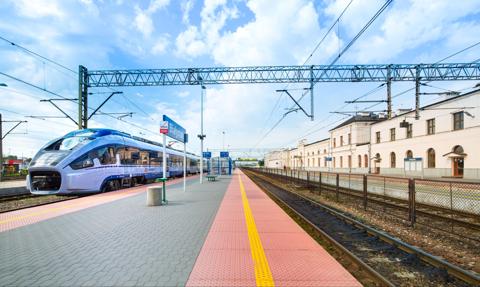 Ponad 800 mln euro zagrożone. Spór o Rail Baltica może kosztować Polskę unijne dotacje