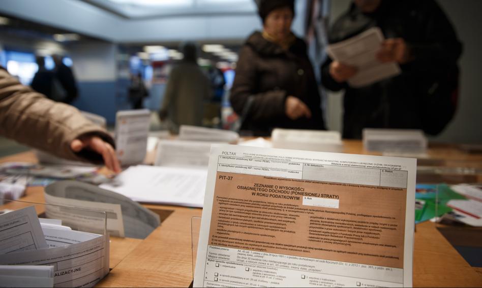 Większość Polaków złoży PIT za 2022 r. przez internet. Trzeba jednak być ostrożnym