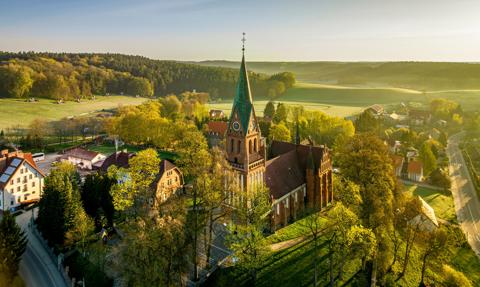 Awantura w Gietrzwałdzie. Parafia zbuduje farmę fotowoltaiczną na błoniach?
