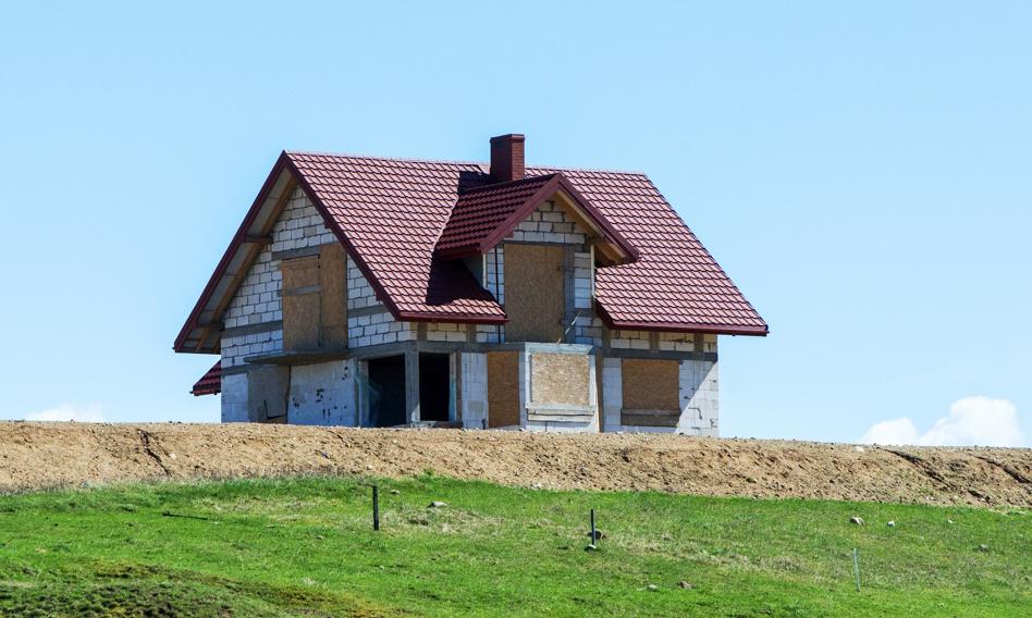 Szturm Polaków na działki trwa, a ceny w ofertach znacznie wyższe niż rok temu [Nowy raport]