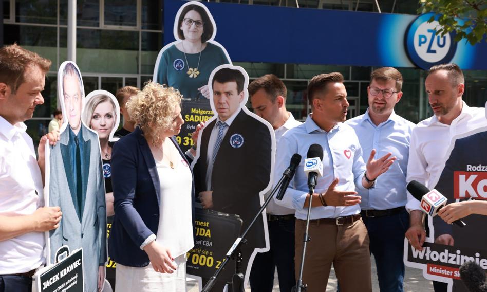 Milionerzy PiS-u w państwowych spółkach. Politycy PiS przerwali konferencję posłów PO