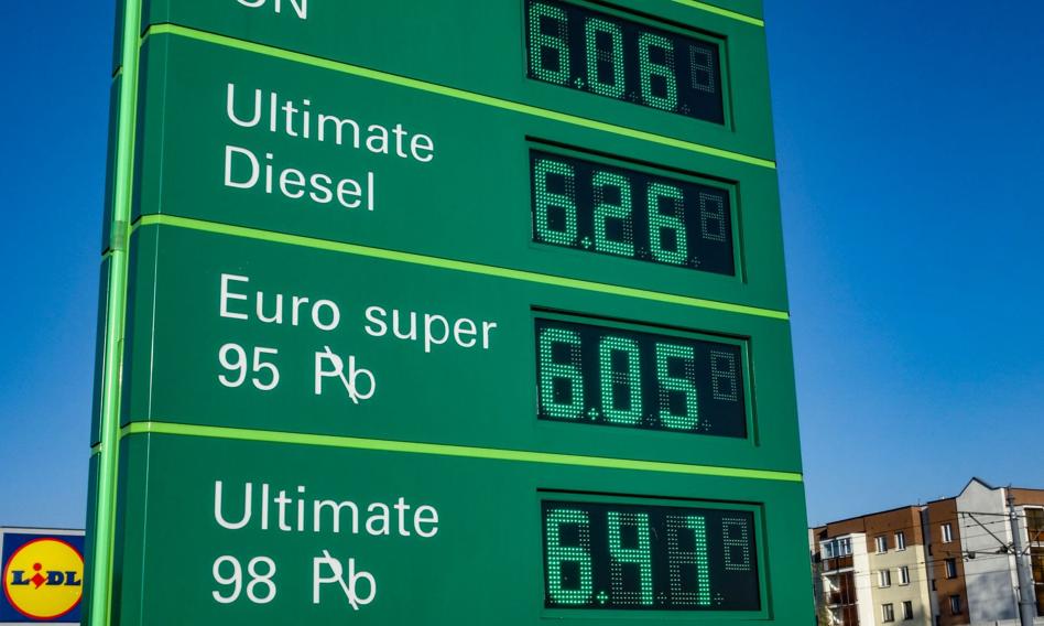 Rekord wszech czasów, ceny paliw po raz pierwszy w historii dotarły do 6 zł. Cała nadzieja w tańszej ropie