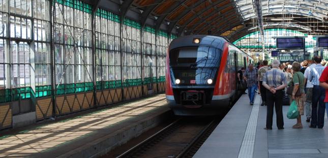 Mieszkanie pod dużym miastem oznacza też codzienne dłuższe dojazdy do pracy, np. koleją