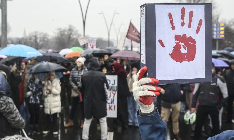 Tysiące ludzi na ulicach, zamknięte sklepy, szkoły i teatry. Strajk generalny w Serbii