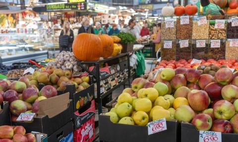 Masówka z marketu "regionalnym rarytasem". Zdrapują pieczątki i nacierają żywność ziemią