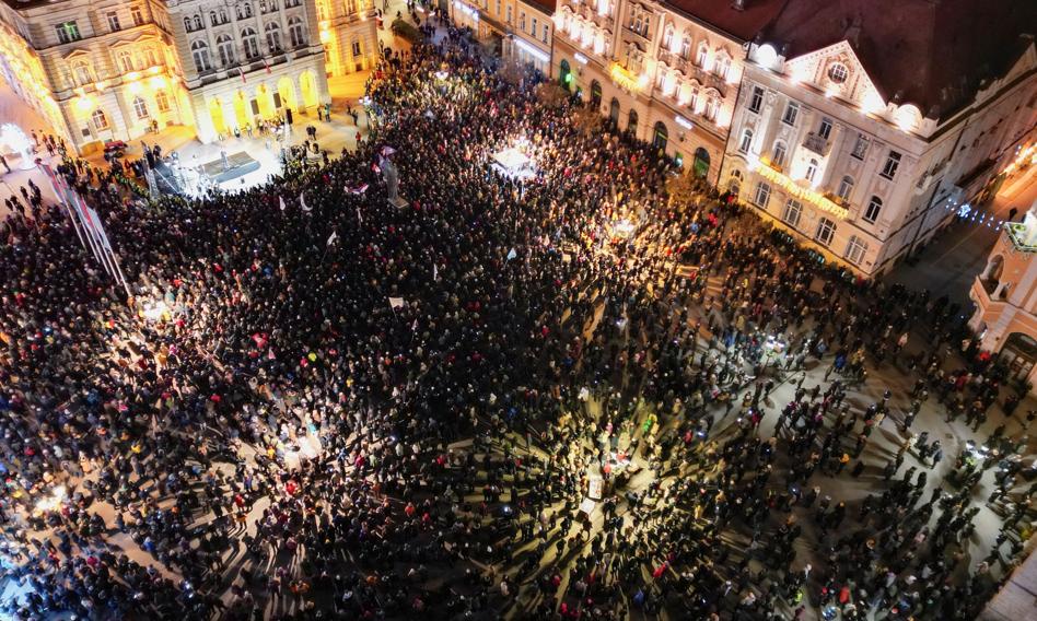 Profesor zwolniona za poglądy? Studenci wypędzeni z wydziału przez policję