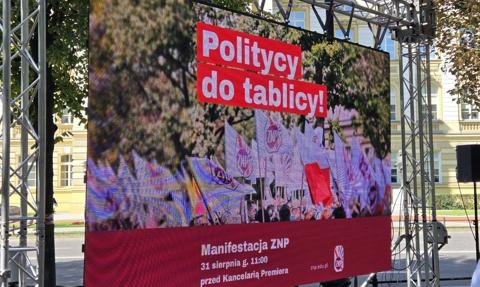 Nauczyciele wyszli na ulice. Chcą powiązania pensji ze średnią krajową