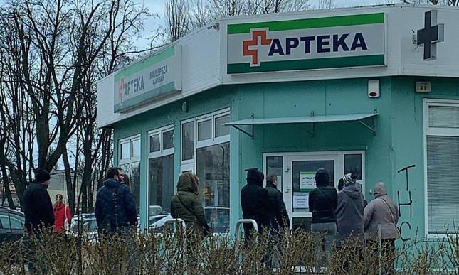 Kolejka przed okienkiem jednej z aptek w Łodzi, 13 marca 2020
