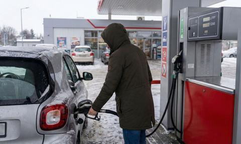 Dobre wieści dla kierowców. Benzyna i diesel potaniały o 5 groszy