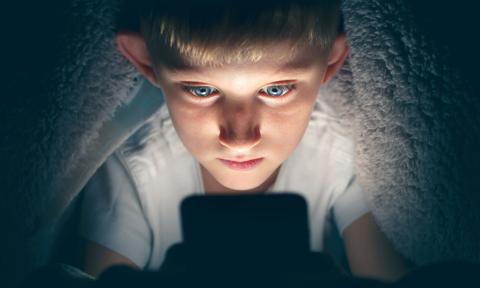 Kolejny kraj zakazuje korzystania ze smartfonów w łch