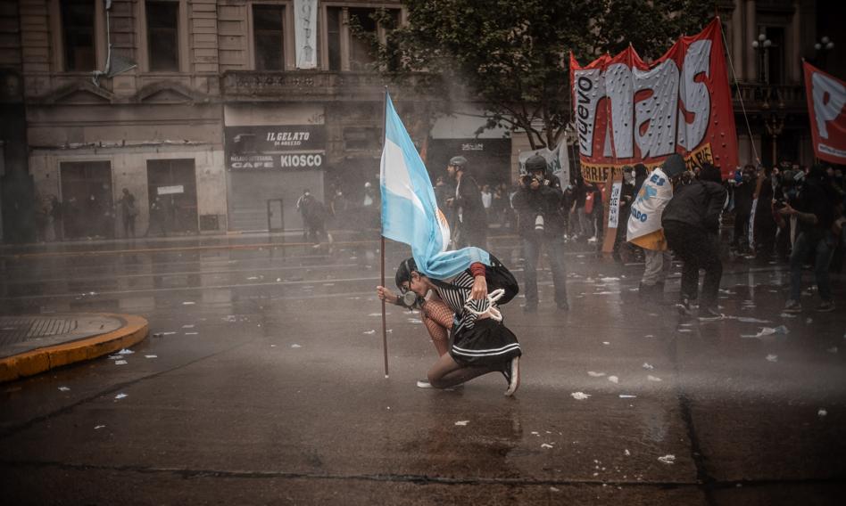 Tysiące osób na ulicach Buenos Aires. Protest przeciwko polityce Mileia