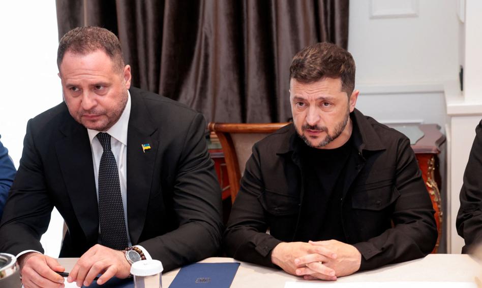 &quot;Afera zostanie zamieciona pod dywan&quot;. Zełenski obroni Jermaka