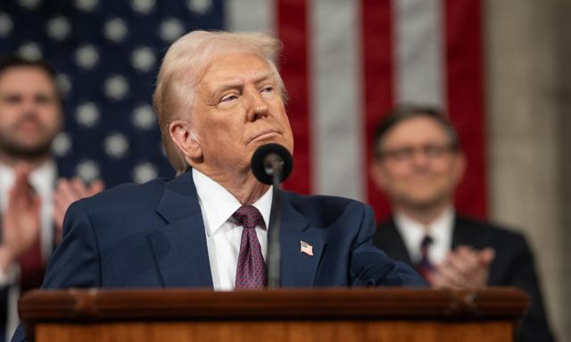 Trump dokłada Indiom. Dodatkowe 25 proc. cło za import rosyjskiej ropy